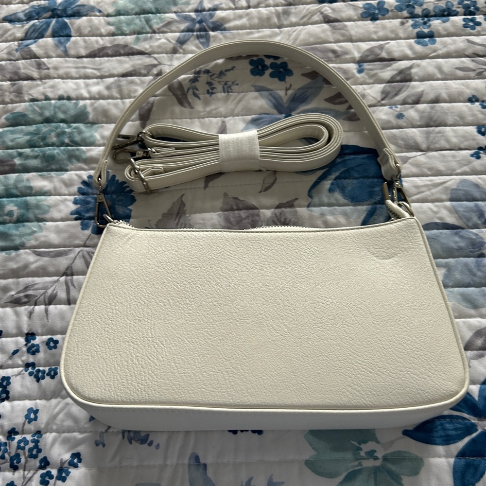 Chic White Leather Shoulder Bag with with shoulder strap